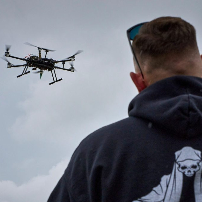 Ilustračná snímka - Muž riadi dron.