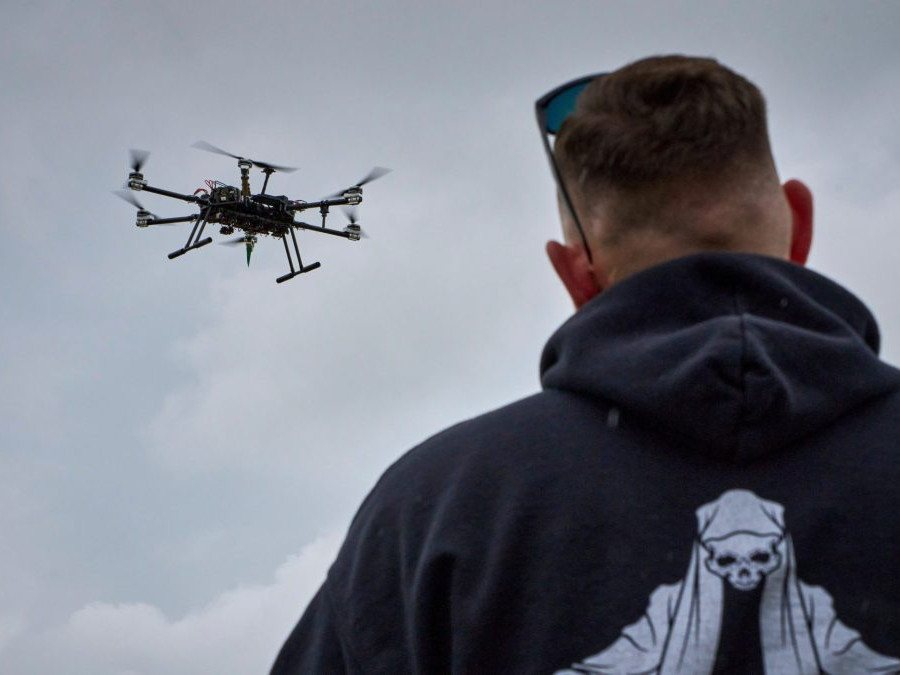 Ilustračná snímka - Muž riadi dron.