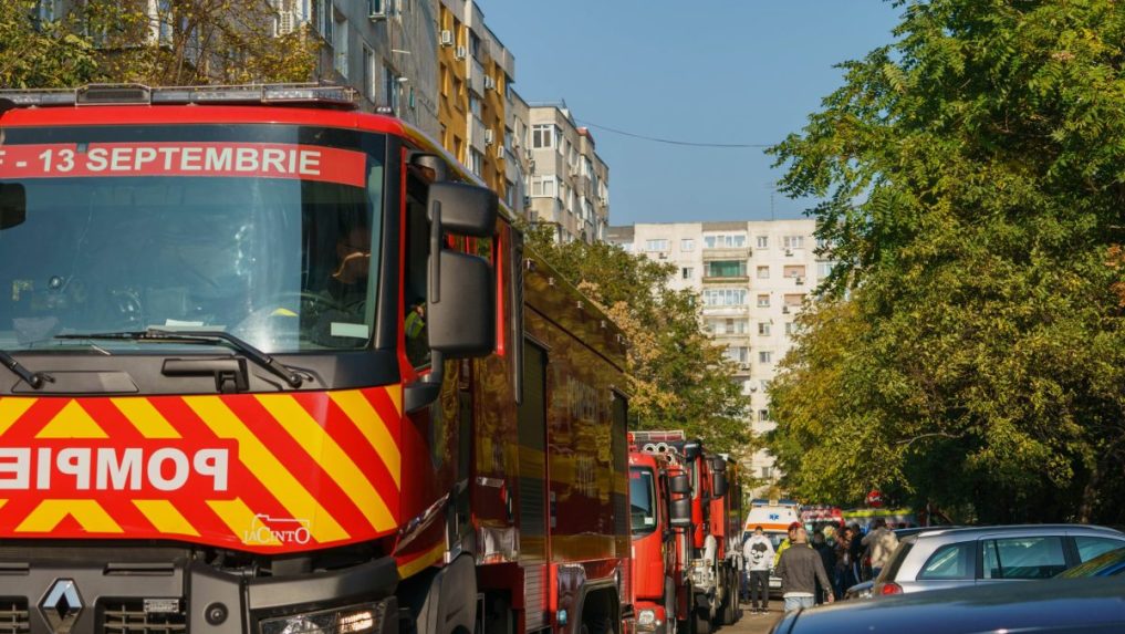 Autá záchranných zložiek parkujú po výbuchu pred činžiakom v obytnej štvrti v Bukurešti.
