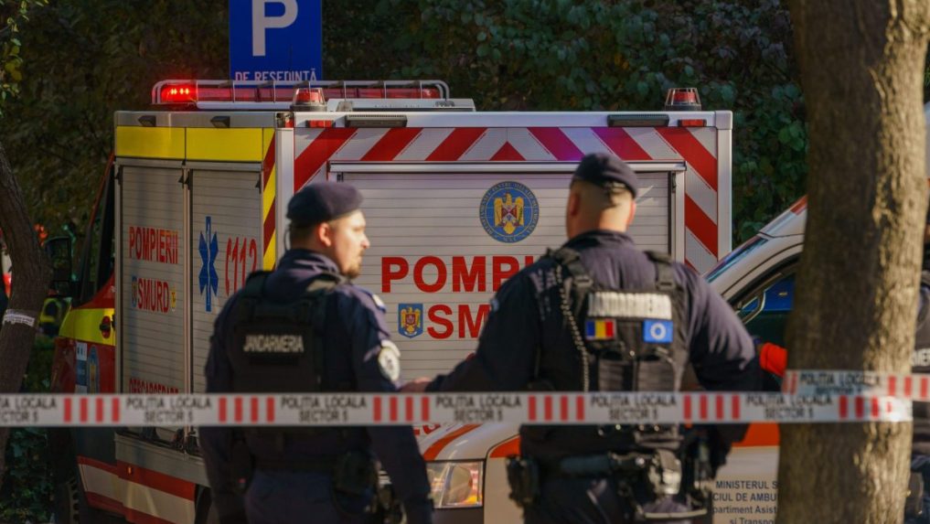 Na snímke policajti hliadkujú na ulici po výbuchu v činžiaku.