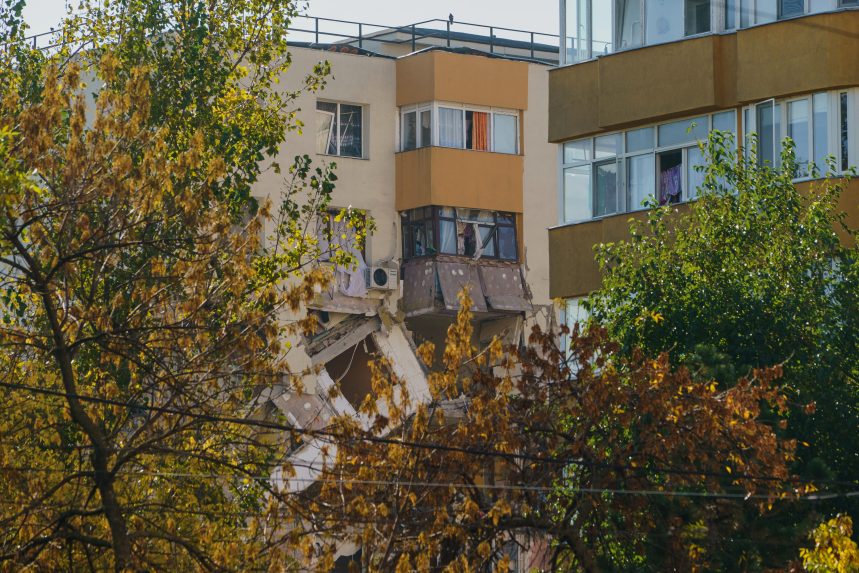 Na snÃƒÂ­mke poÃ…Â¡kodenÃƒÂ½ Ã„ÂinÃ…Â¾iak, v ktorom doÃ…Â¡lo k vÃƒÂ½buchu v obytnej Ã…Â¡tvrti v BukureÃ…Â¡ti.