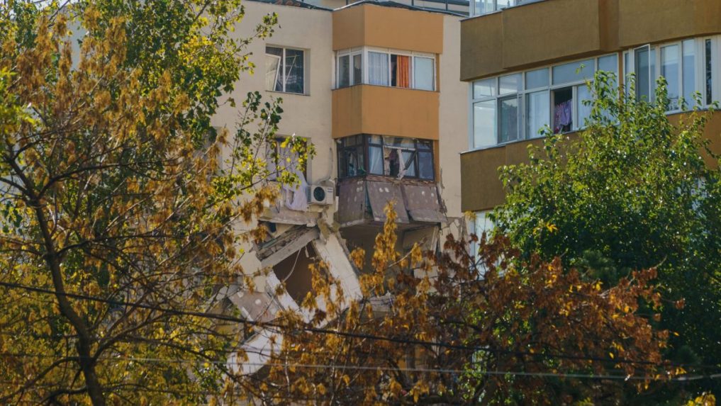 Na snímke poškodený činžiak, v ktorom došlo k výbuchu v obytnej štvrti v Bukurešti.