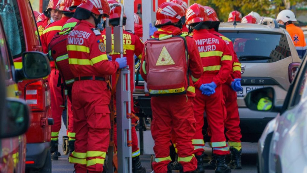 Na snímke záchranári na mieste výbuchu bytovky.