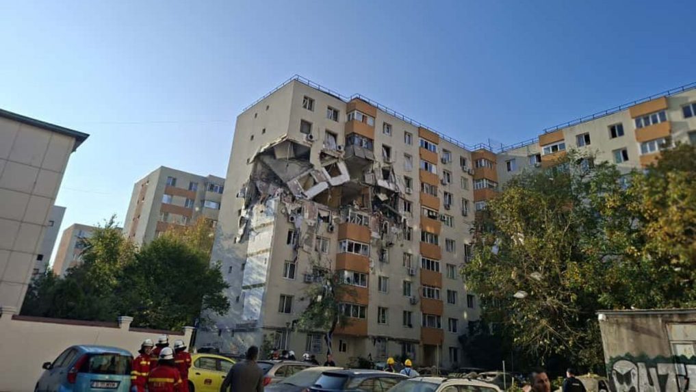 Poškodený činžiak, v ktorom došlo k výbuchu v obytnej štvrti v Bukurešti.