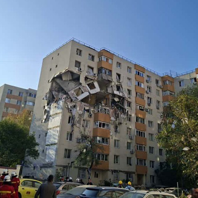 Poškodený činžiak, v ktorom došlo k výbuchu v obytnej štvrti v Bukurešti.