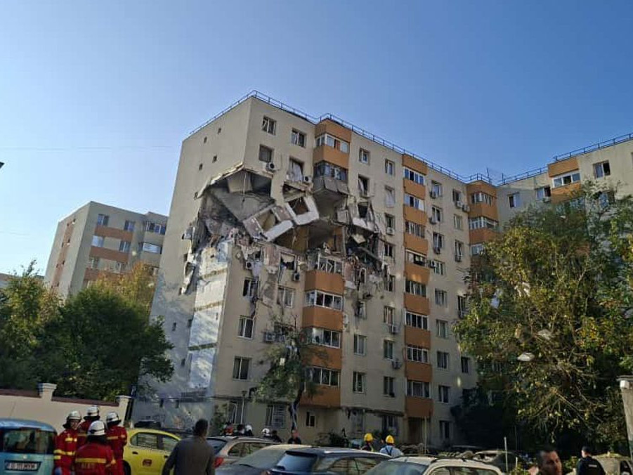 Poškodený činžiak, v ktorom došlo k výbuchu v obytnej štvrti v Bukurešti.