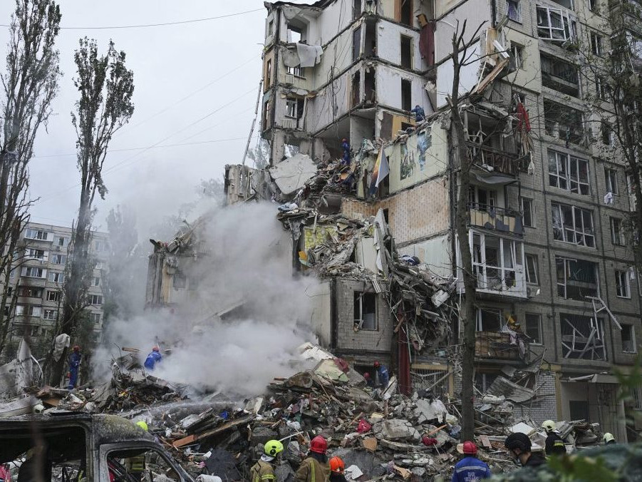 Záchranári pracujú v zničenom obytnom dome po ruskom raketovom útoku v Kyjeve.