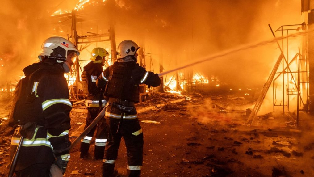 Na snímke hasiči zasahujú v Charkove pri požiari po ruskom útoku.