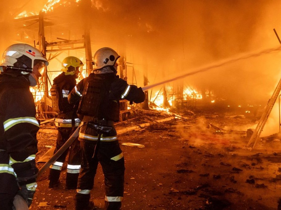 Na snímke hasiči zasahujú v Charkove pri požiari po ruskom útoku.