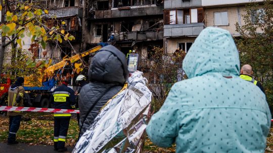 Ľudia na mieste ruského útoku.