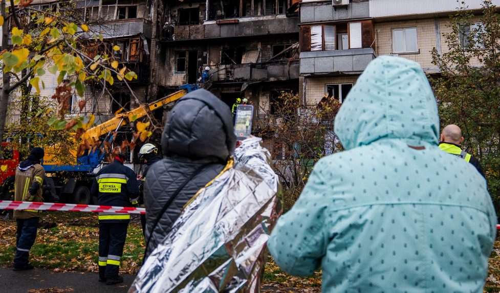 Ľudia na mieste ruského útoku.