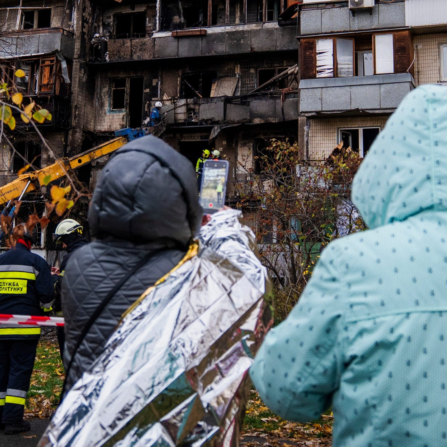 Ľudia na mieste ruského útoku.