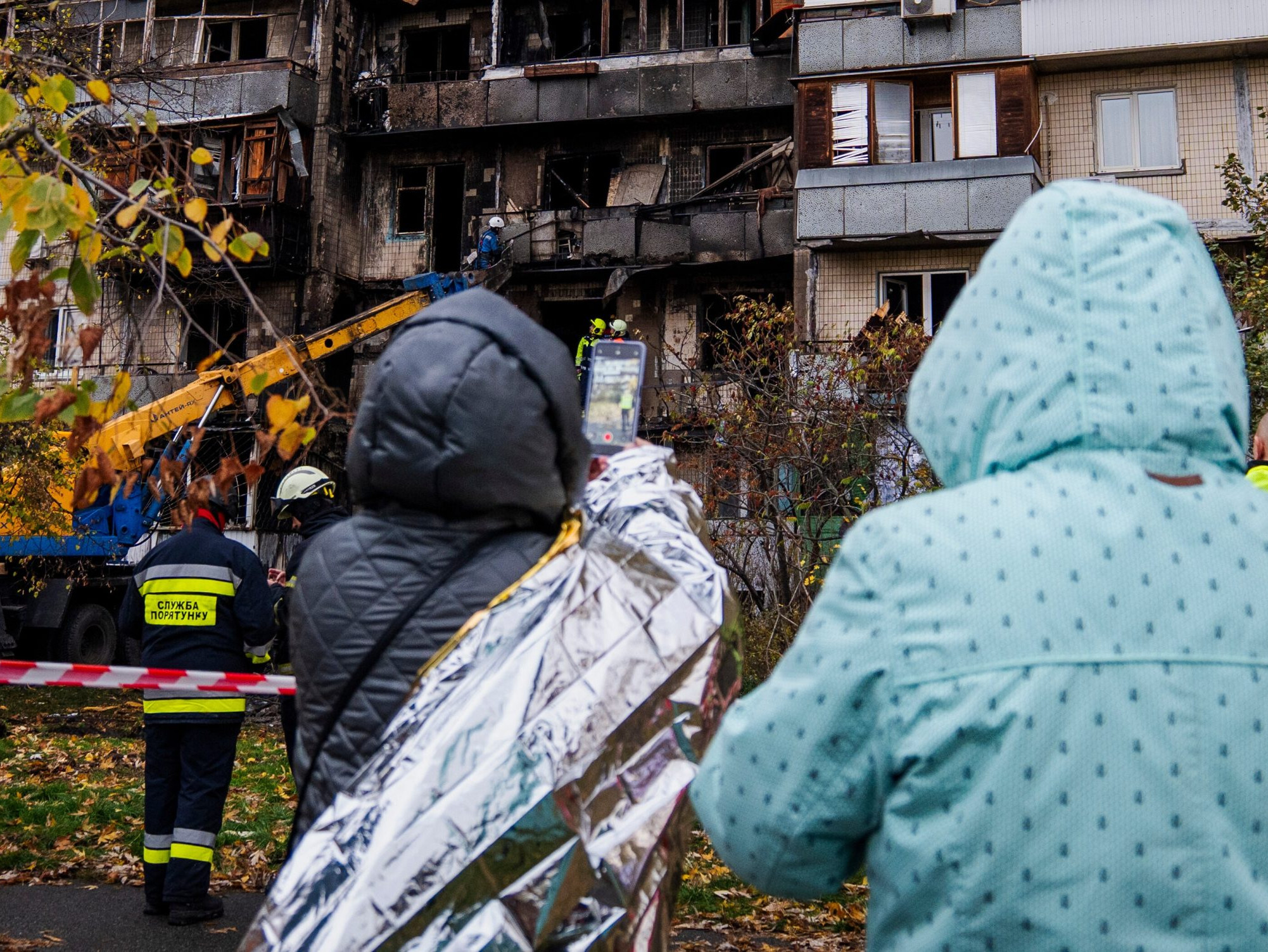 Ľudia na mieste ruského útoku.