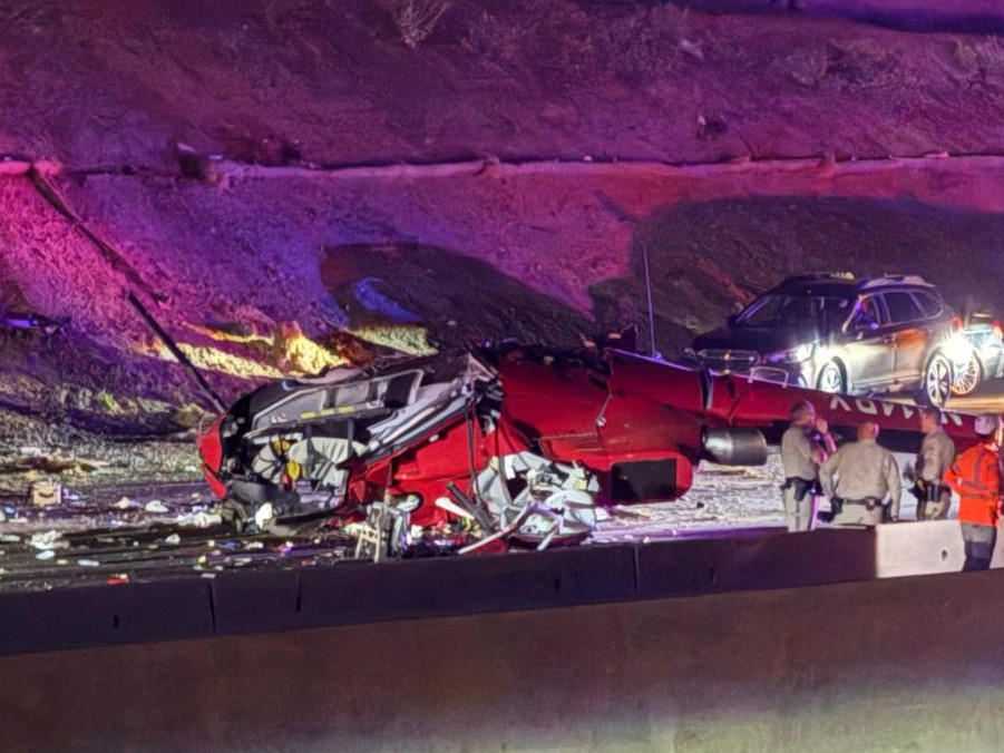 Na snímke vrtuľník po nehode.