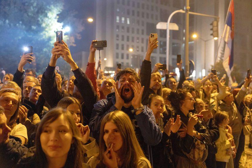Protesty v meste Novi Sad.
