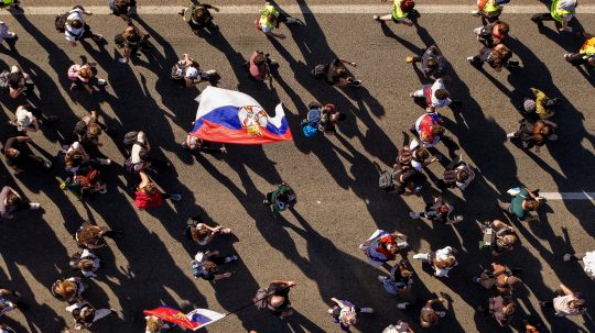 Tisícky sa vydali pešo z Belehradu na takmer 100 kilometrov dlhý pochod.