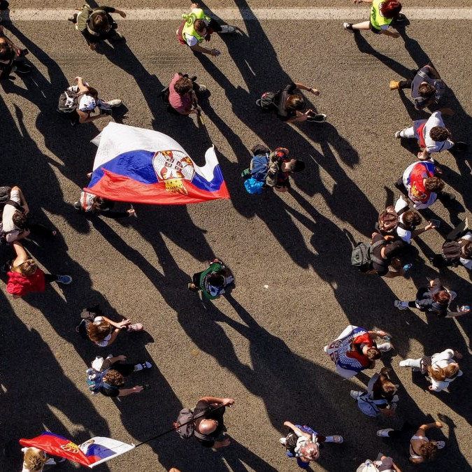 Tisícky sa vydali pešo z Belehradu na takmer 100 kilometrov dlhý pochod.