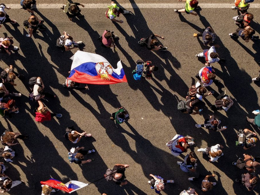 Tisícky sa vydali pešo z Belehradu na takmer 100 kilometrov dlhý pochod.