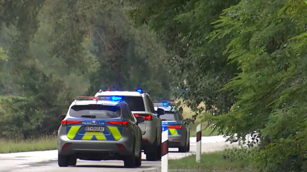 Na snímke policajné autá pri pátraní po pozostatkoch Pavla Rýpala.