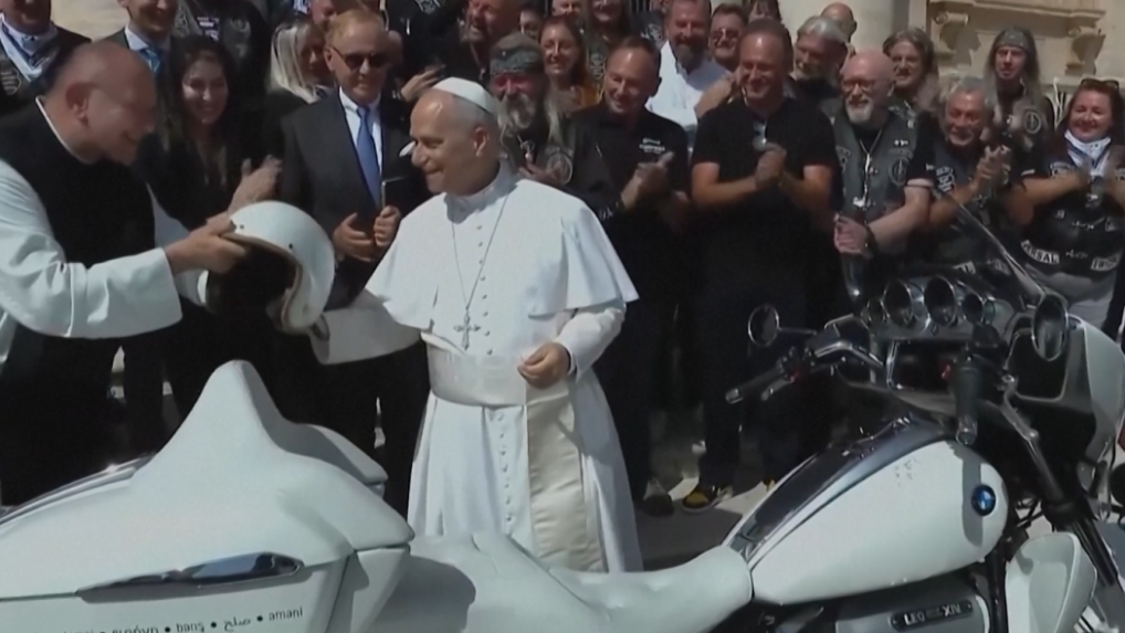 PÃƒÂ¡peÃ…Â¾ s motocyklom znaÃ„Âky BMW vo VatikÃƒÂ¡ne.