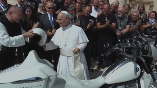 Pápež s motocyklom značky BMW vo Vatikáne.