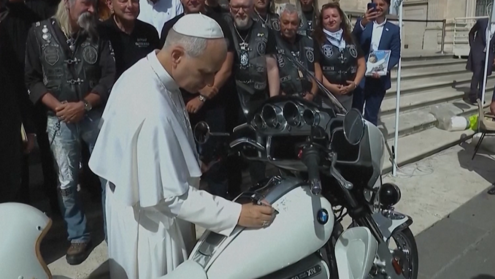 Pápež s motocyklom značky BMW vo Vatikáne.