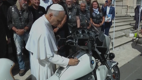 Pápež s motocyklom značky BMW vo Vatikáne.