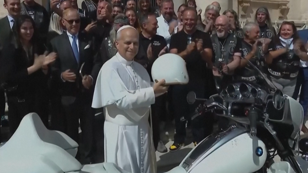 Pápež s motocyklom značky BMW vo Vatikáne.