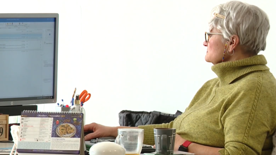 Na snímke staršia žena pred počítačom.