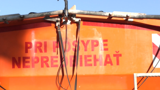 Na snímke posypové auto.