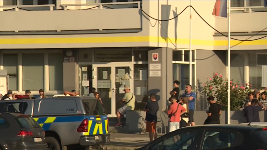 Na archívnej snímke rad ľudí pred cudzineckou políciou.