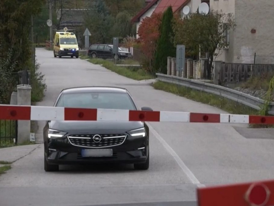 Spustené závory blokujú cestu aj desiatky minút.