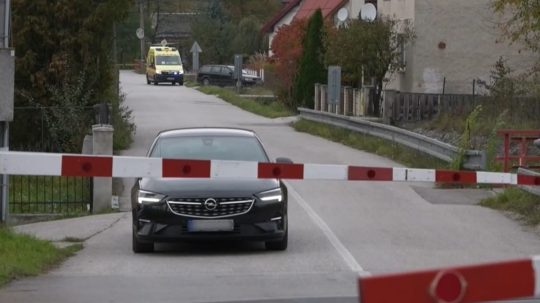 Spustené závory blokujú cestu aj desiatky minút.