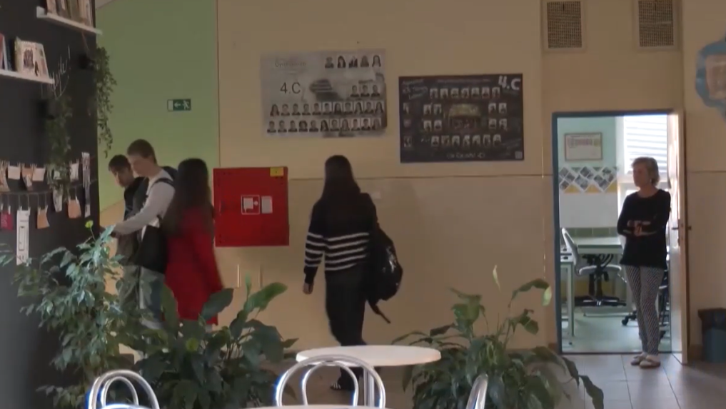 Na snímke deti a učiteľka v škole.