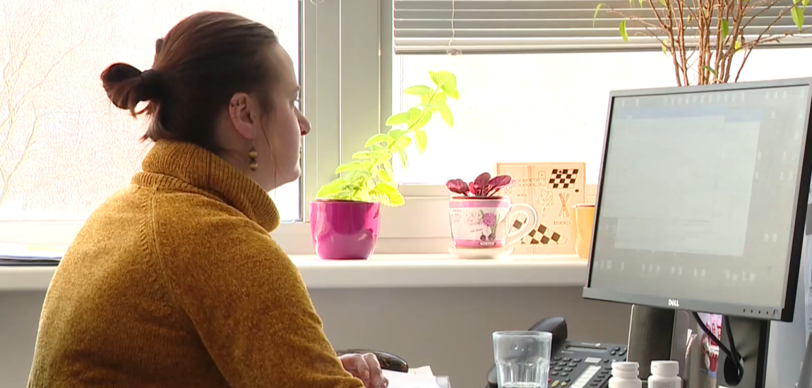 Na snímke žena v kancelárii pred počítačom.