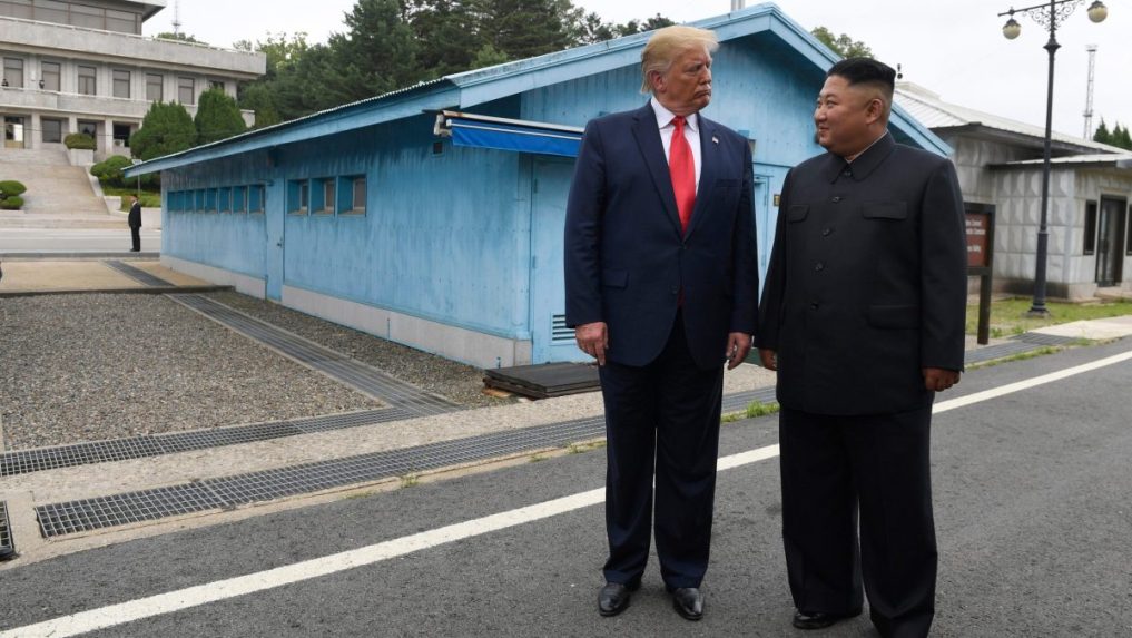 Na snímke D. Trump a Kim Čong-un.