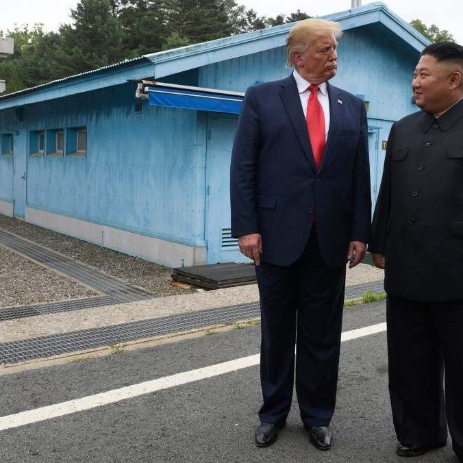 Na snímke D. Trump a Kim Čong-un.