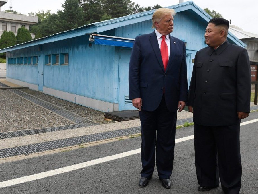 Na snímke D. Trump a Kim Čong-un.