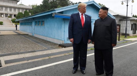 Na snímke D. Trump a Kim Čong-un.