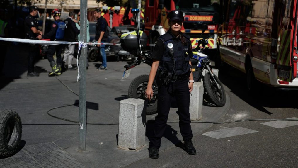Na snímke policajti zasahujú po tom, čo sa čiastočne zrútila budova v centre španielskej metropoly Madrid.