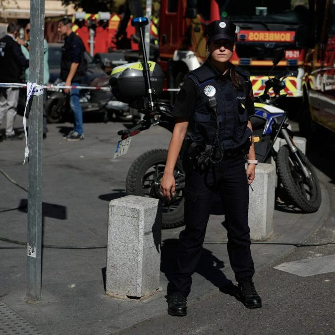 Na snímke policajti zasahujú po tom, čo sa čiastočne zrútila budova v centre španielskej metropoly Madrid.