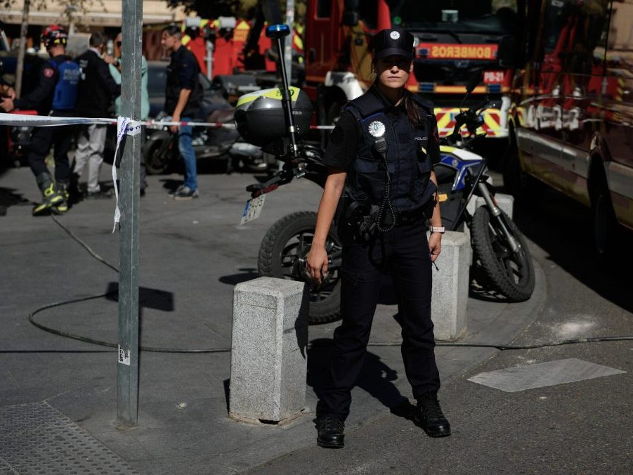 Na snímke policajti zasahujú po tom, čo sa čiastočne zrútila budova v centre španielskej metropoly Madrid.