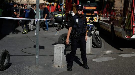 Na snímke policajti zasahujú po tom, čo sa čiastočne zrútila budova v centre španielskej metropoly Madrid.
