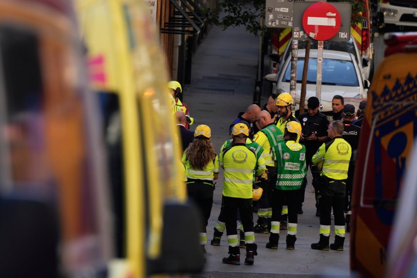 Na snÃƒÂ­mke zÃƒÂ¡chranÃƒÂ¡ri pri kolapse budovy v Madride. 