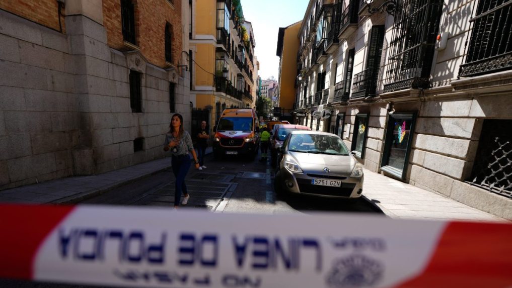 Na snímke policajti zasahujú po tom, čo sa čiastočne zrútila budova v centre španielskej metropoly Madrid.