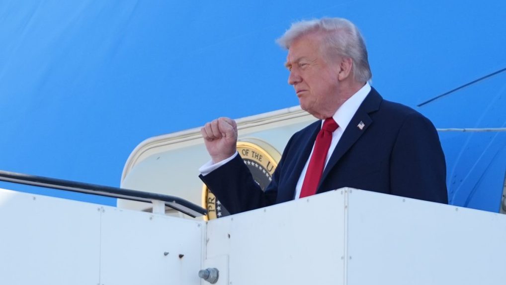 Americký prezident Donald Trump vystupuje z lietadla na letisku na okraji Tel Avivu