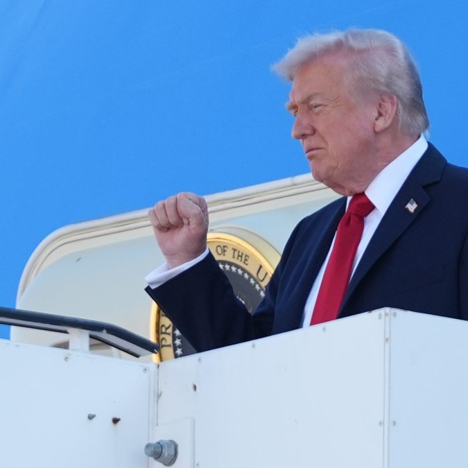 Americký prezident Donald Trump vystupuje z lietadla na letisku na okraji Tel Avivu