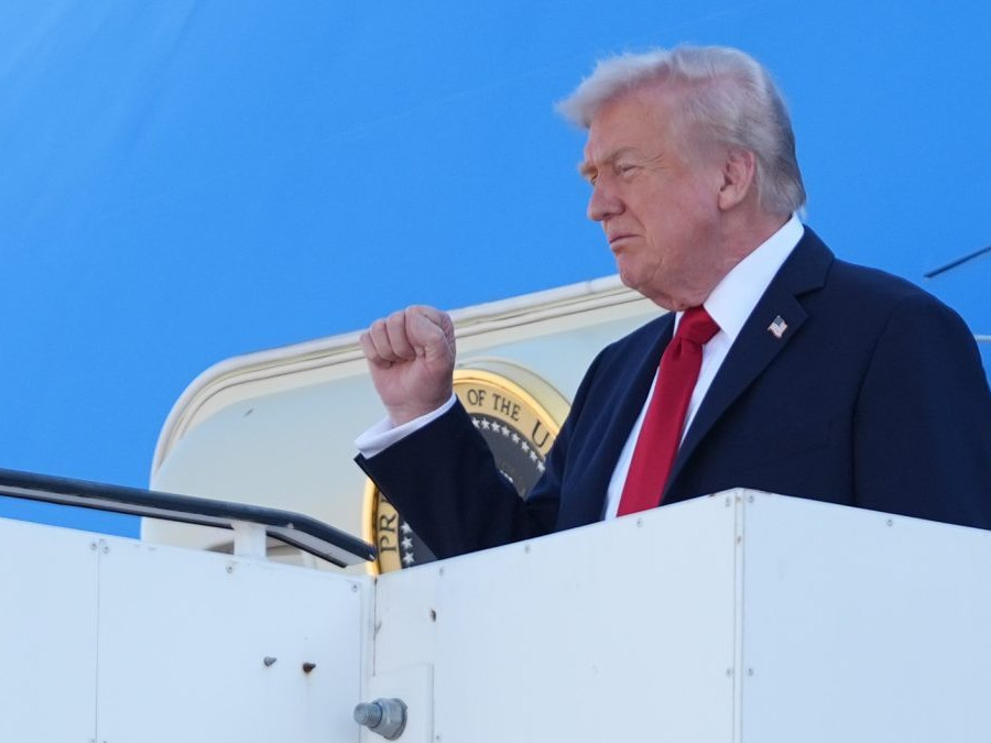 Americký prezident Donald Trump vystupuje z lietadla na letisku na okraji Tel Avivu