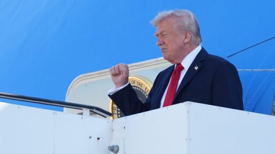 Americký prezident Donald Trump vystupuje z lietadla na letisku na okraji Tel Avivu