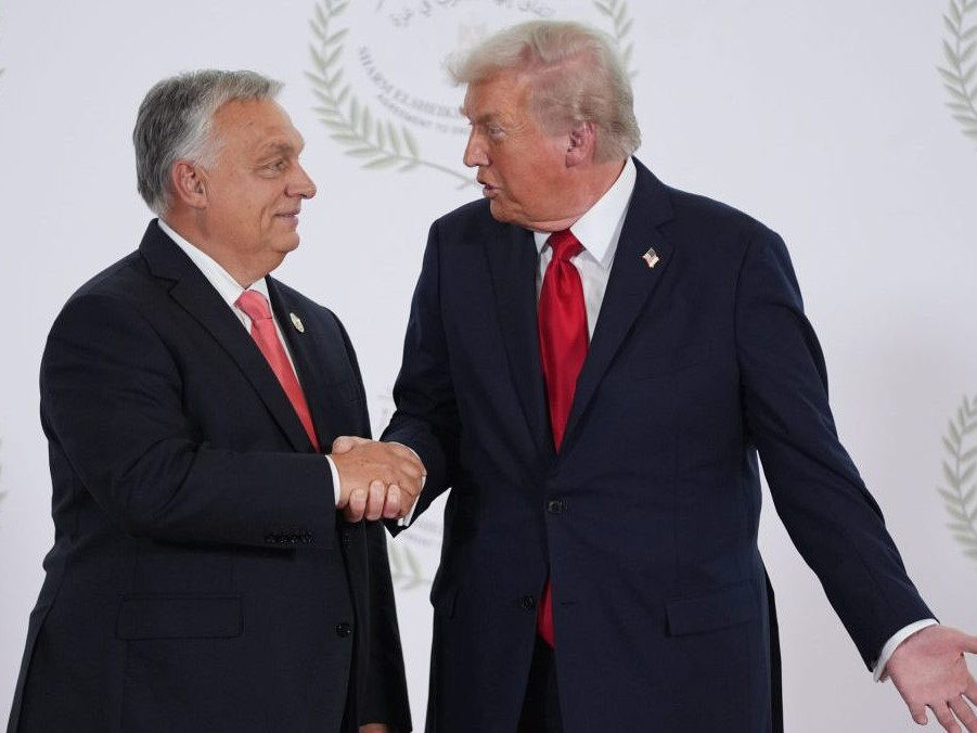 Zľava maďarský premiér Viktor Orbán si podáva ruku s americkým prezidentom Donaldom Trumpom.